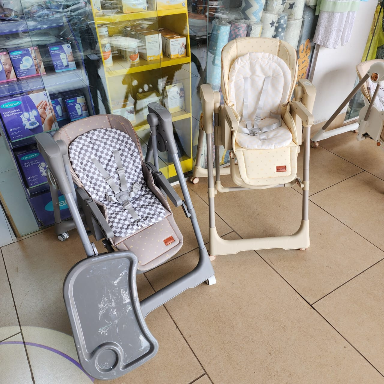 Electric adjustable highchair