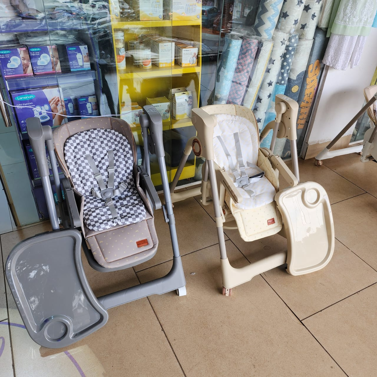Electric adjustable highchair