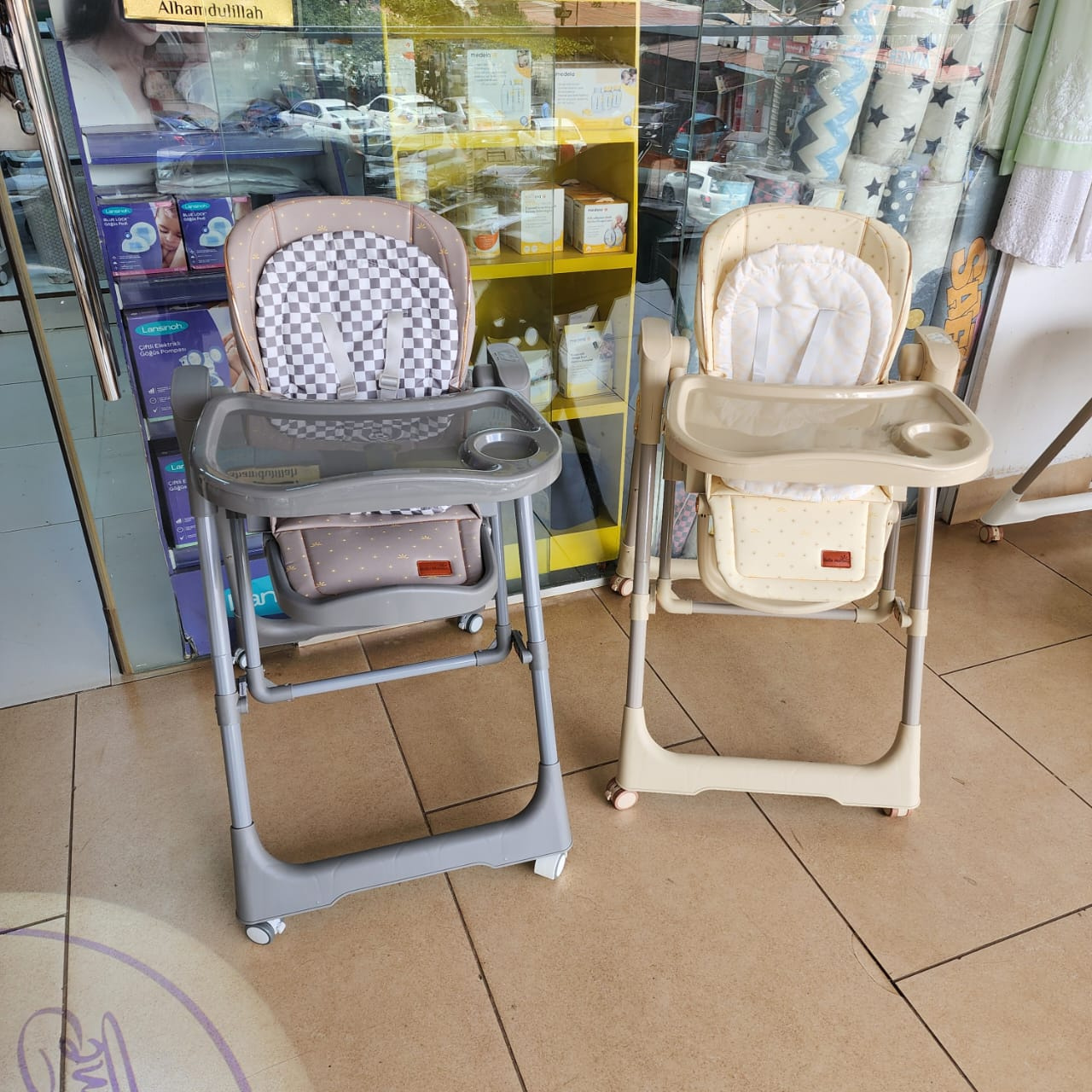 Electric adjustable highchair