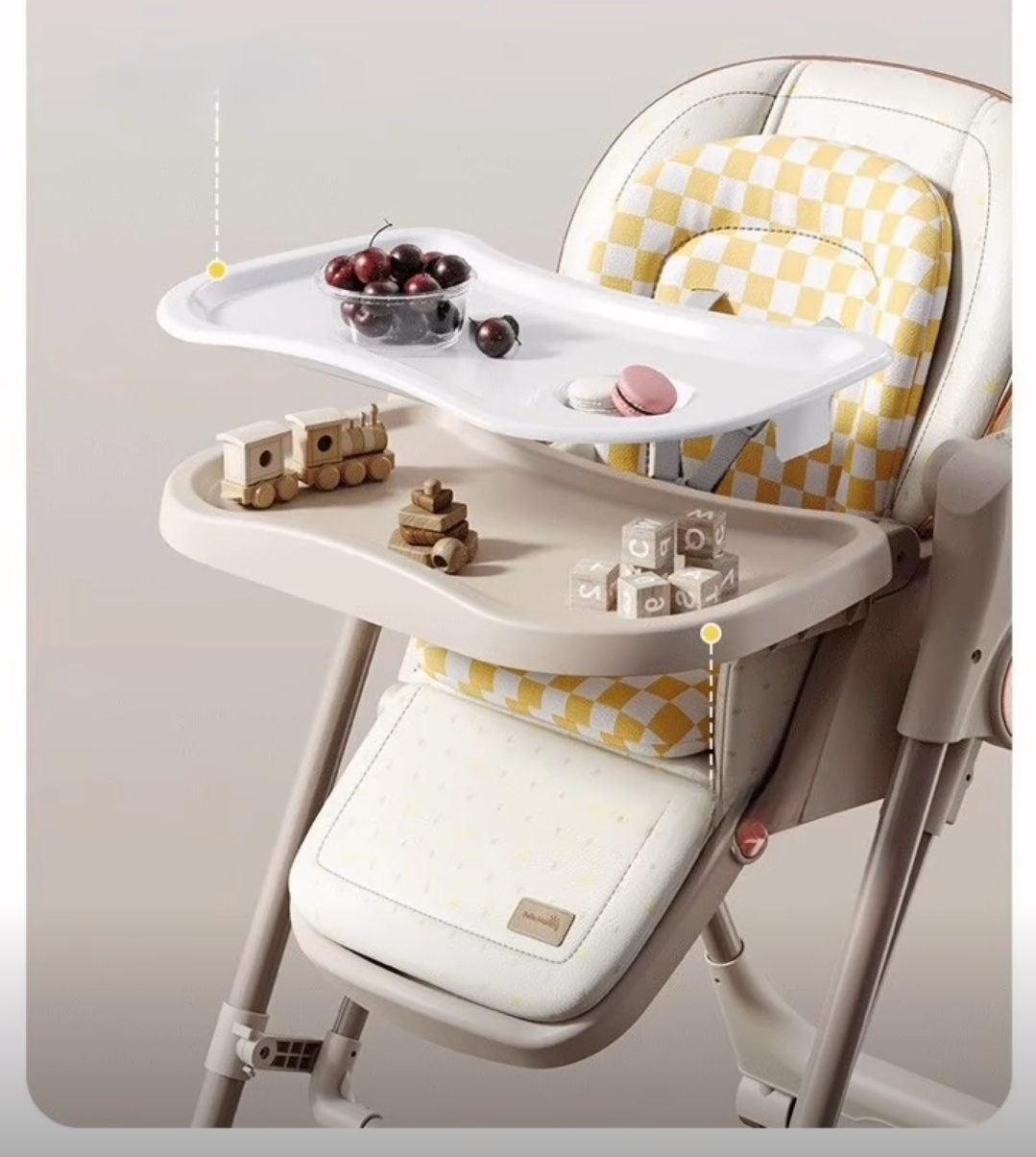 Electric adjustable highchair