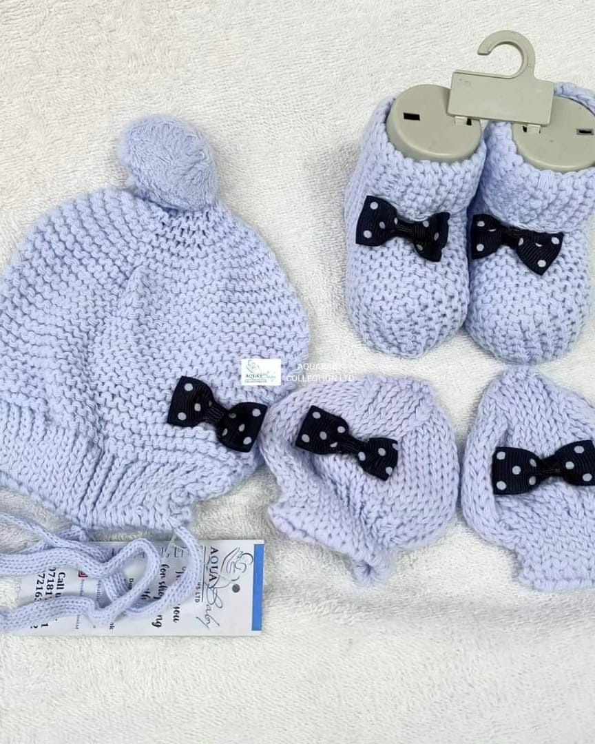 Crochet Baby 3-in-1 Set – Pom-Pom Hat, Booties & Mittens for Newborns