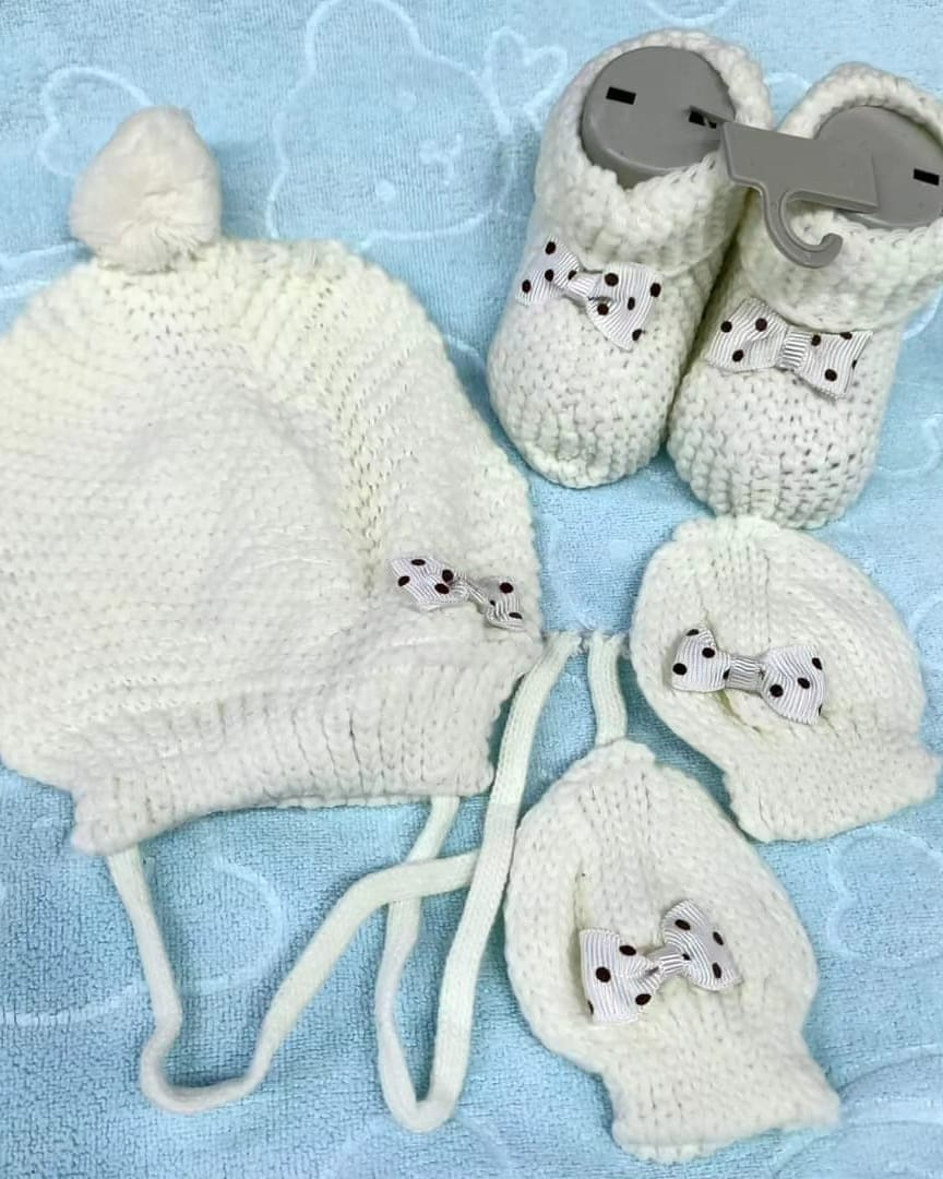 Crochet Baby 3-in-1 Set – Pom-Pom Hat, Booties & Mittens for Newborns