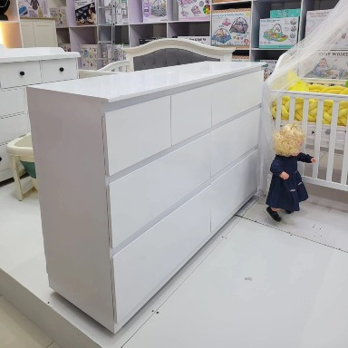 Wooden chest of drawers