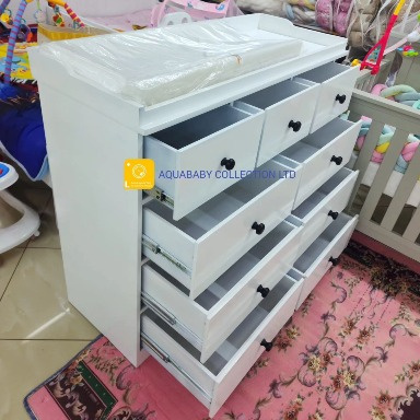 Wooden chest of drawers