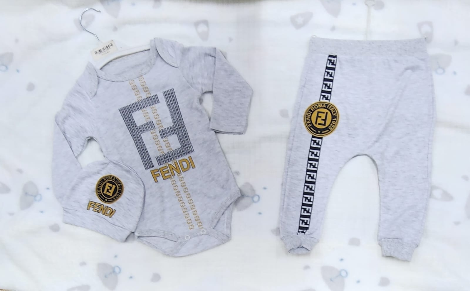 3-Piece Grey Baby Outfit Set (Bodysuit, Joggers & Beanie) – 6–12 Months
